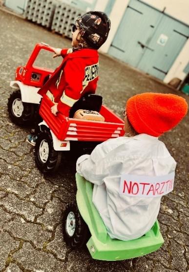 Übungsszenario zur Rettung von Kindern aus einem Fahrzeug