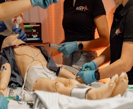 Medizinisches Simulationstraining an einem Kindermodell